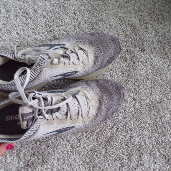 Brooks sneakers 9.5 - Picture 3 of 12